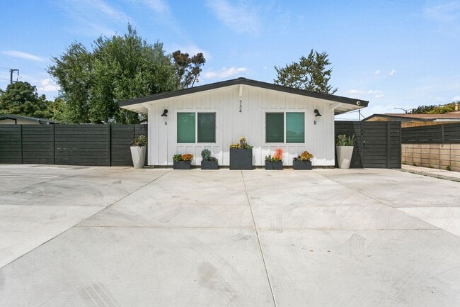 Building Photo - Center St (734) Unit B