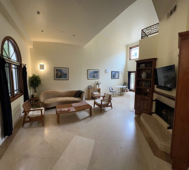 Building Photo - 1027 10th St Unit 2