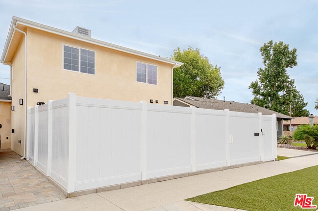 Photo - 11342 Danube Ave