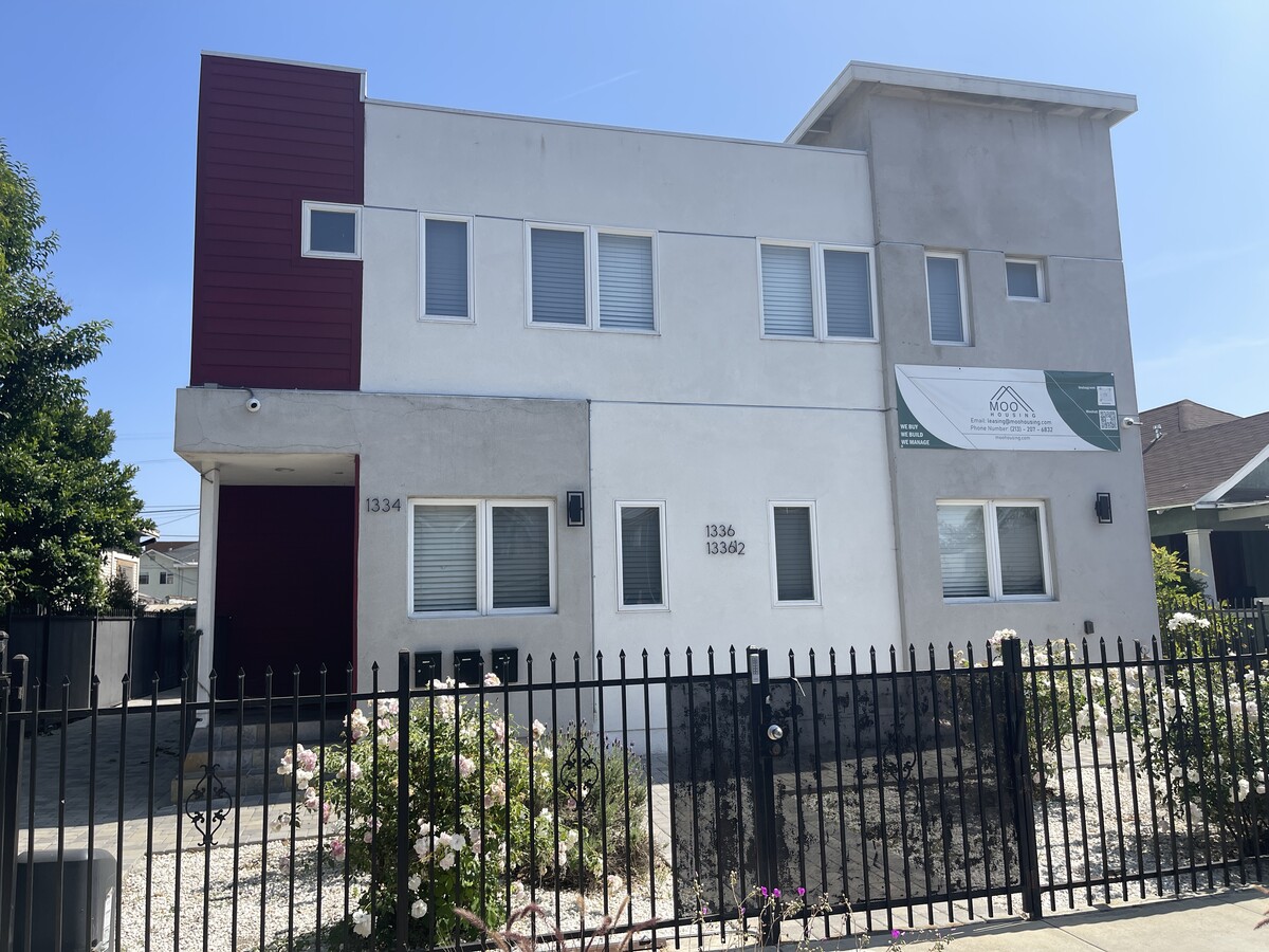 Photo - 1334 W 37th Pl