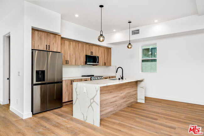 Building Photo - 10821 Morrison St Unit 1 Rental
