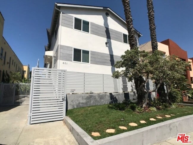 Building Photo - 601 Normandie Ave Unit 6