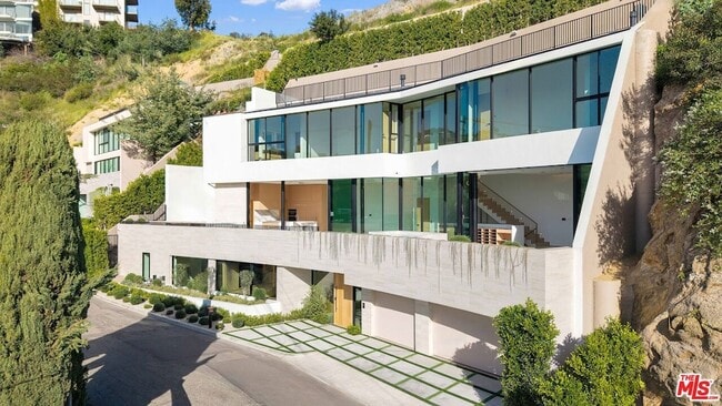 Photo - 8765 Hollywood Blvd