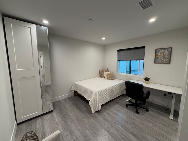 Building Photo - 3020 Normandie Ave Unit C1-1