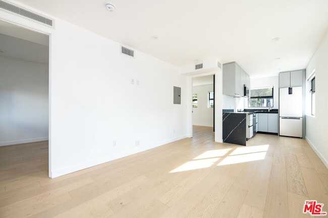 Building Photo - 1325 Cabrillo Ave Unit 2