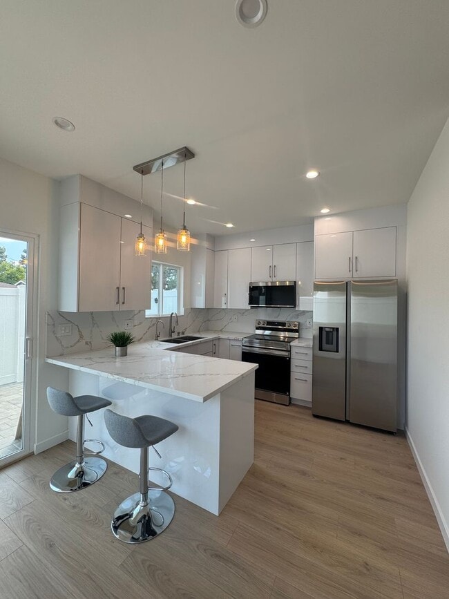 Building Photo - Spacious 1000 Sq. Ft. First-Floor Back ADU...