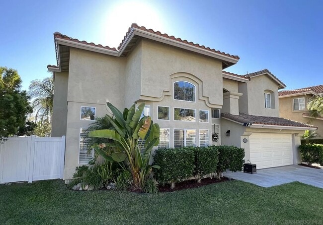 Building Photo - Beautiful 5 Bedroom/3 Bath 2 Story Home in Versailles Gated Community