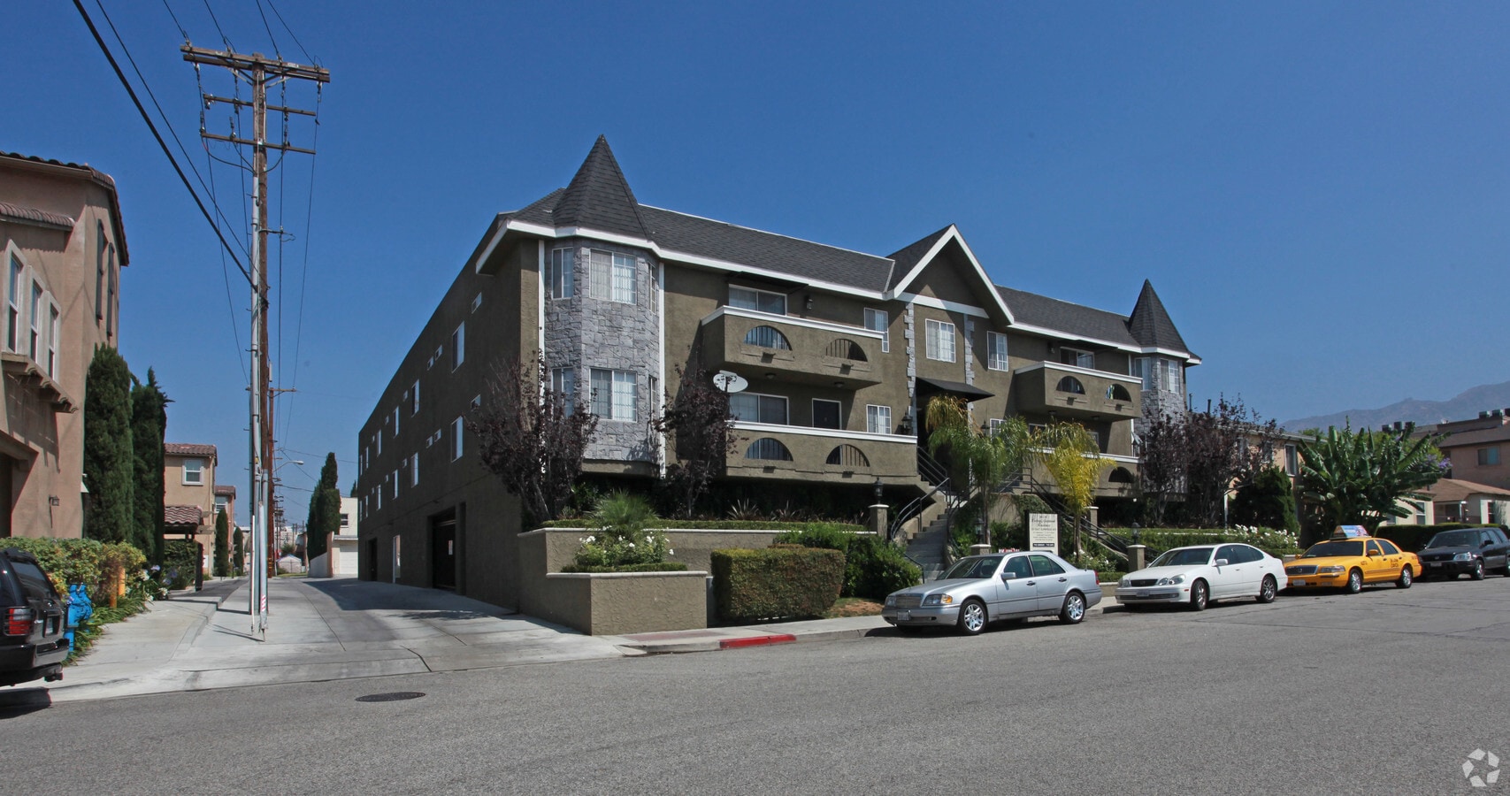 Photo - 215 E Elmwood Ave Apartments