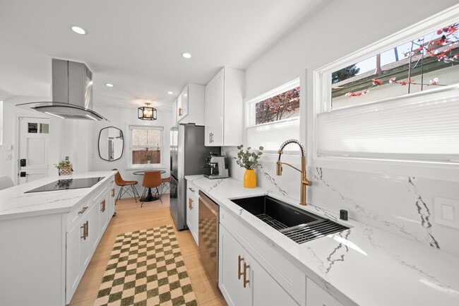 Kitchen - 906 Victoria Ave