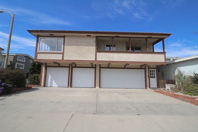 Building Photo - 3 Bedroom + 3 Bathroom Unit | Oxnard Shores | Unfurnished