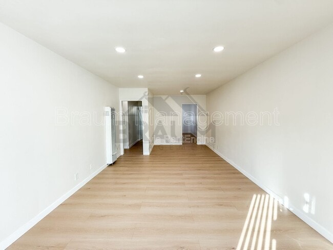 Building Photo - 7339 Woodman Ave Unit 8