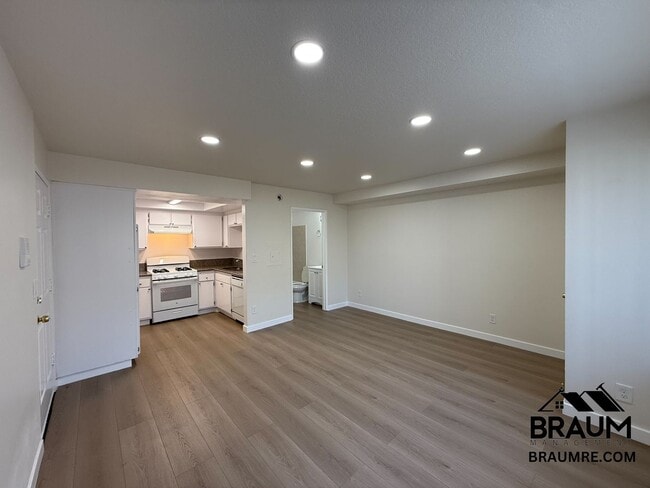 Photo - 5245 Riverton Ave Unit 204