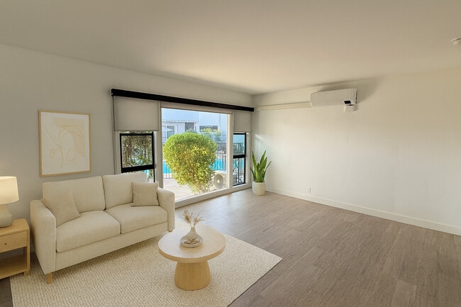 Photo - 2033 N Beachwood Drive