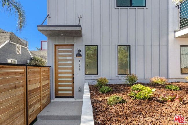 Building Photo - 1253 N Gower St