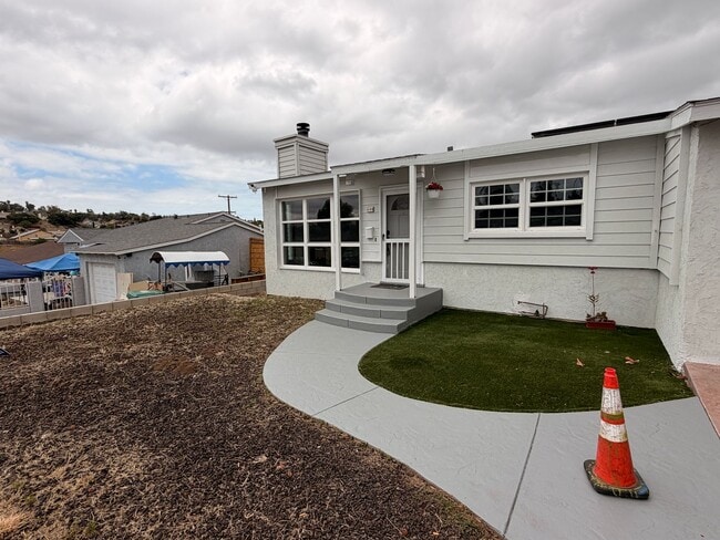Building Photo - Bright and charming 2 Bedroom / 1 Bathroom home with tons of natural light and plenty of outdoor ...