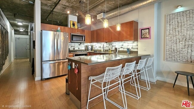 Photo - 645 W 9th St