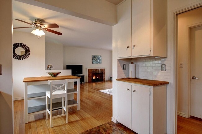 Photo - 2 Bed / 2 Bath Condo Uptown Santa Barbara - Hardwood floors + Private laundry!