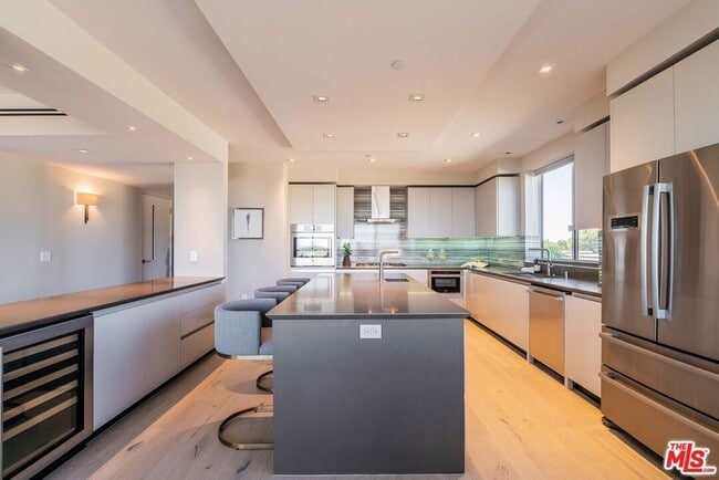 Building Photo - 2391 Roscomare Rd