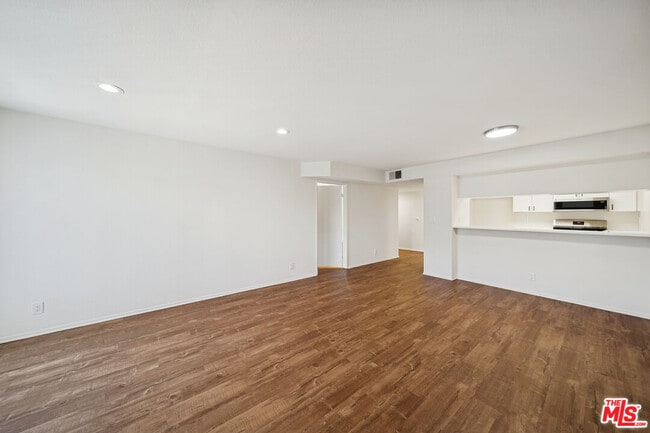 Building Photo - 870 Crenshaw Blvd Unit 204