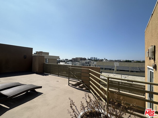 Building Photo - 8614 Burton Way Unit 103