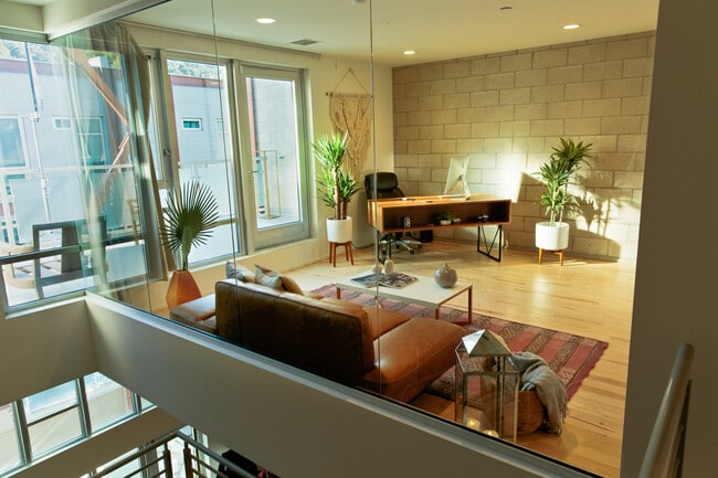 Photo - 3450 Cahuenga Blvd W
