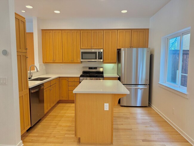 Beautiful 3BD/3.5BA Rowhome in Bankers Hil... - Beautiful 3BD/3.5BA Rowhome in Bankers Hil...