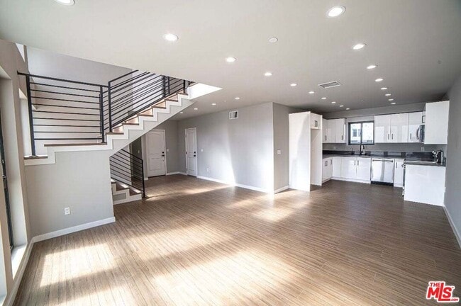 Building Photo - 9904 Laurel Canyon Blvd