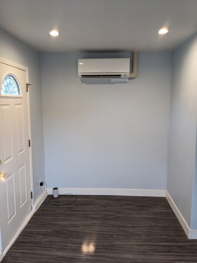 Entrance area - 17915 Erwin St Unit Apartment