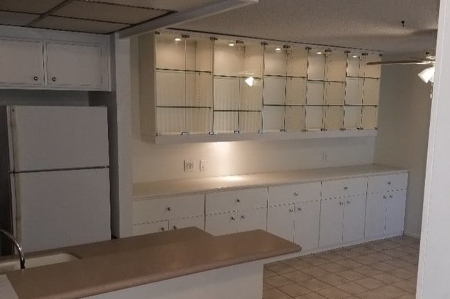 5 Large showcase, Large drawers and cabinets - 15050 Sherman Way