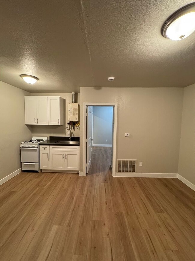 Building Photo - 928 W 83rd St Unit 4a
