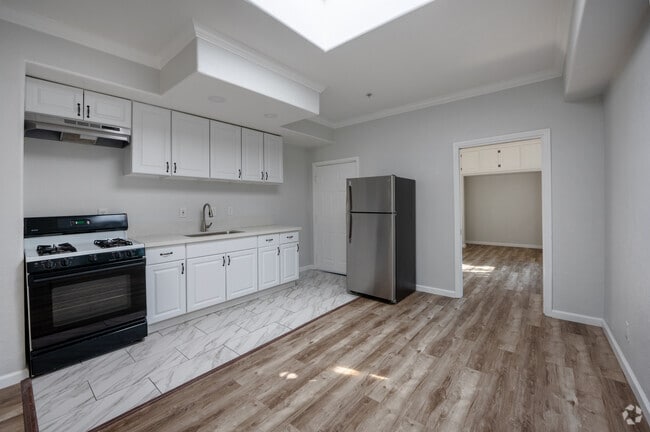 2BR, 1BA - 700SF - 1072 Laguna Ave Apartments