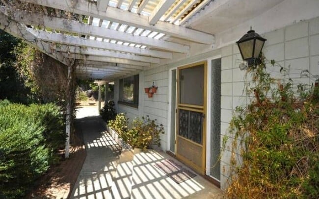 Building Photo - 1579 Old Topanga Canyon Rd
