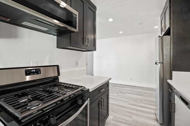 Photo - 900 W College St Unit 4