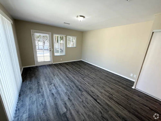 Building Photo - 14953 Sylvan St Rental