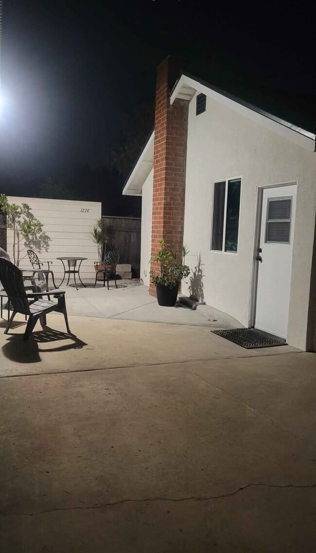 20 x 10 front patio area - 1276 N Hamilton Blvd Apartment Unit 1276