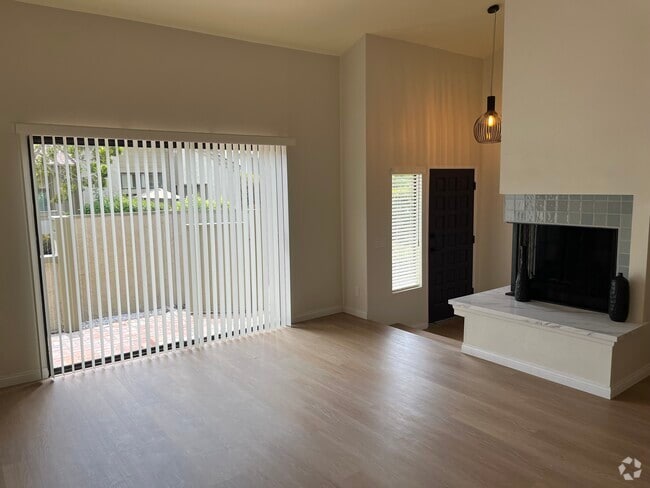 Building Photo - 3304 Caminito Eastbluff Rental
