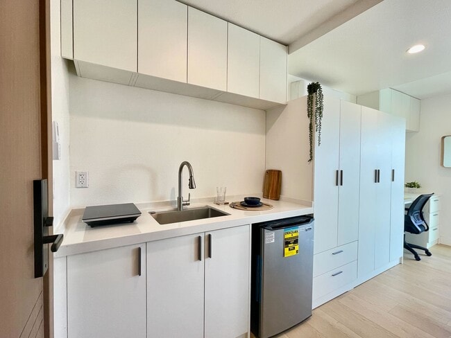 Photo - 1929 N Commonwealth Ave Unit 215