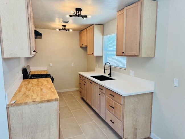 Photo - Gorgeous Remodeled 4+2 - $2800