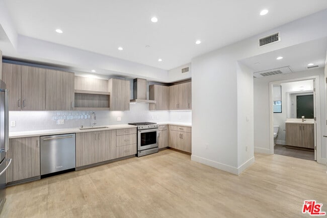 Building Photo - 5955 Saturn St