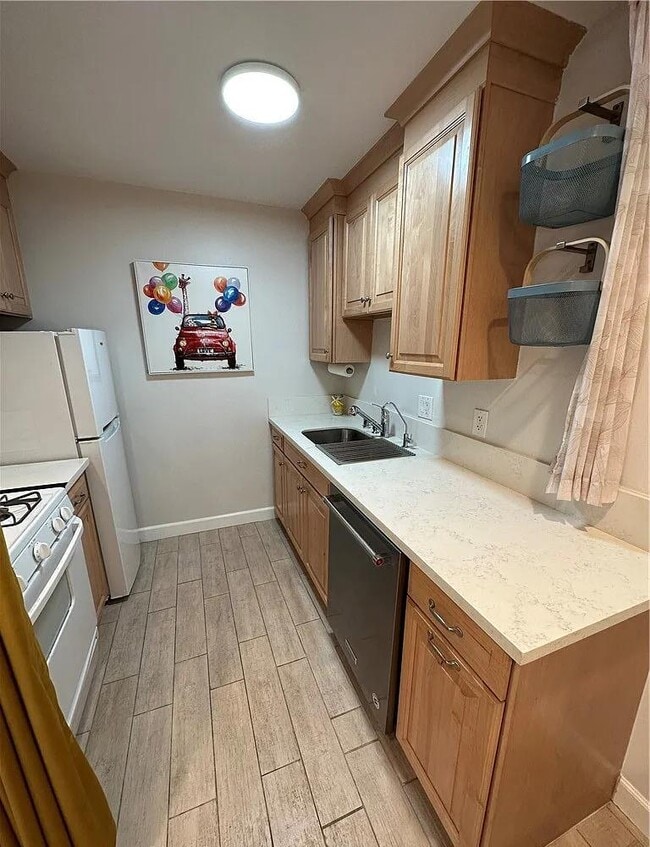 Photo - 465 S Los Robles Ave