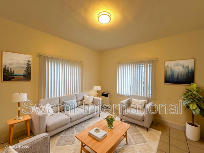 Photo - 932 W 62nd St