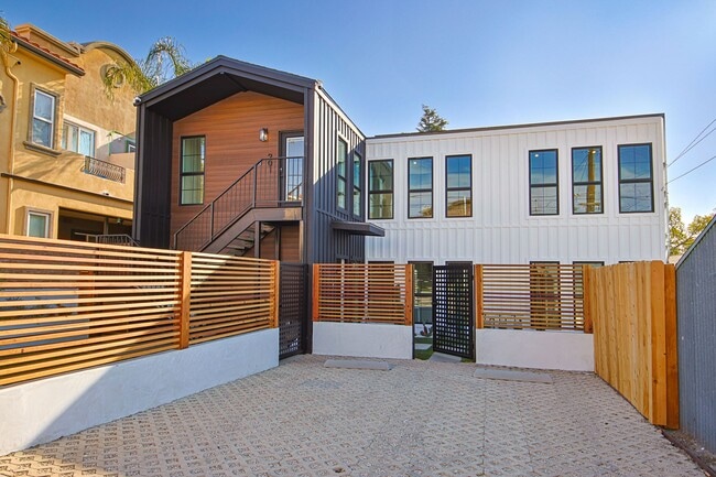 Building Photo - Chic Fully Renovated Luxury Home in the Burbank Hills! Unit 721