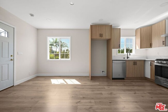 Photo - 21007 Saticoy St