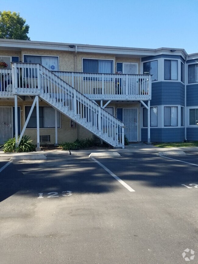 Building Photo - 2 Bedroom, 2 Bath condo in Secured complex... Unit 44