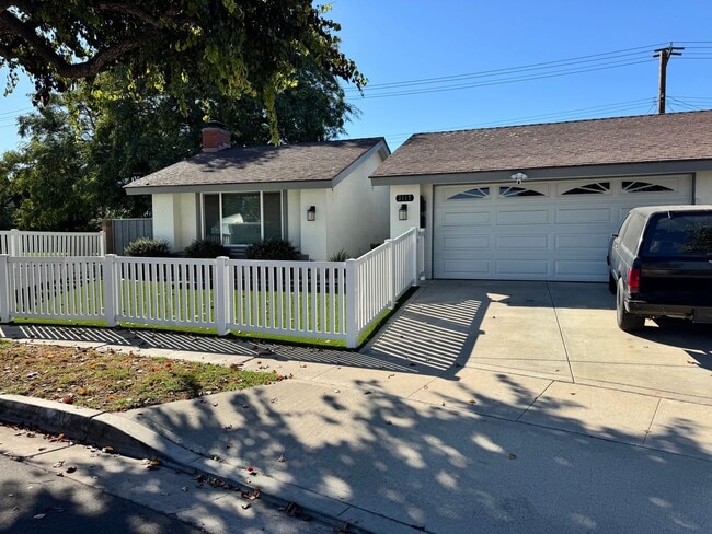 Building Photo - Charming 2-Bedroom, 1.5-Bath Apartment with Private Yard and 1 Car Garage Unit A