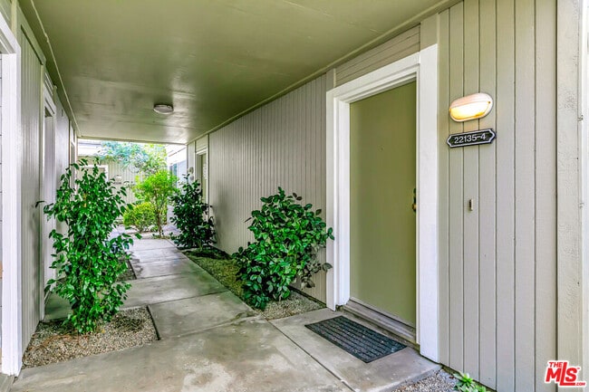 Photo - 22135 Burbank Blvd Unit 4