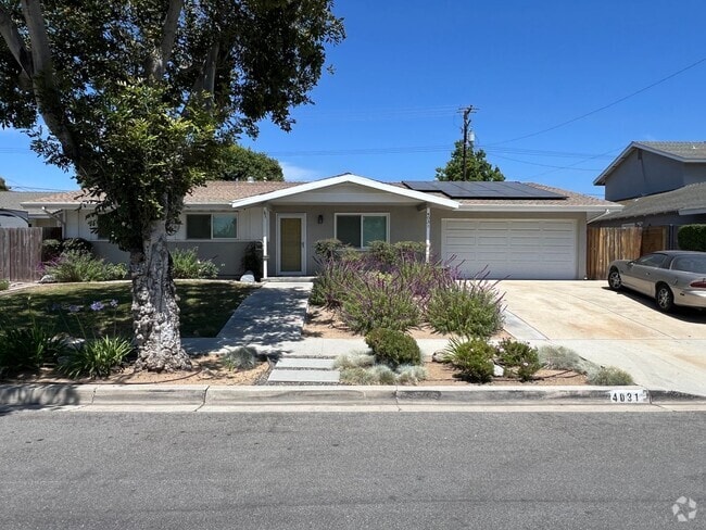 Building Photo - Great home with a Great Family Room