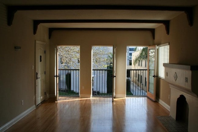 Stunning Light & Features - 6211 Orange St Apartment Unit 3