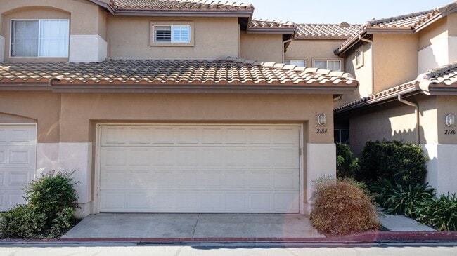 Building Photo - Gorgeous 3 bedrooms 2.5 baths townhome in ...