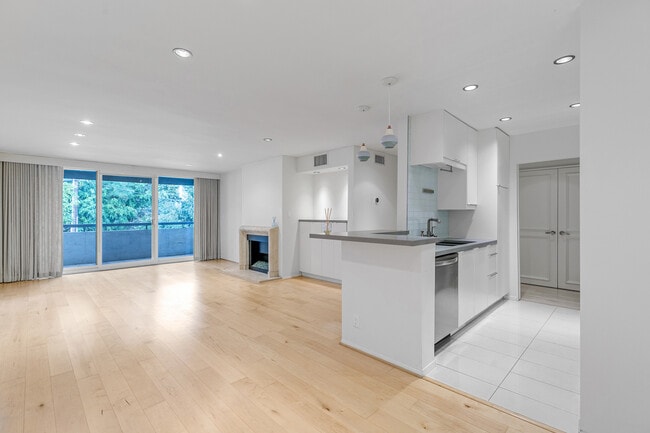 Building Photo - 8535 N W Knoll Dr Unit 213